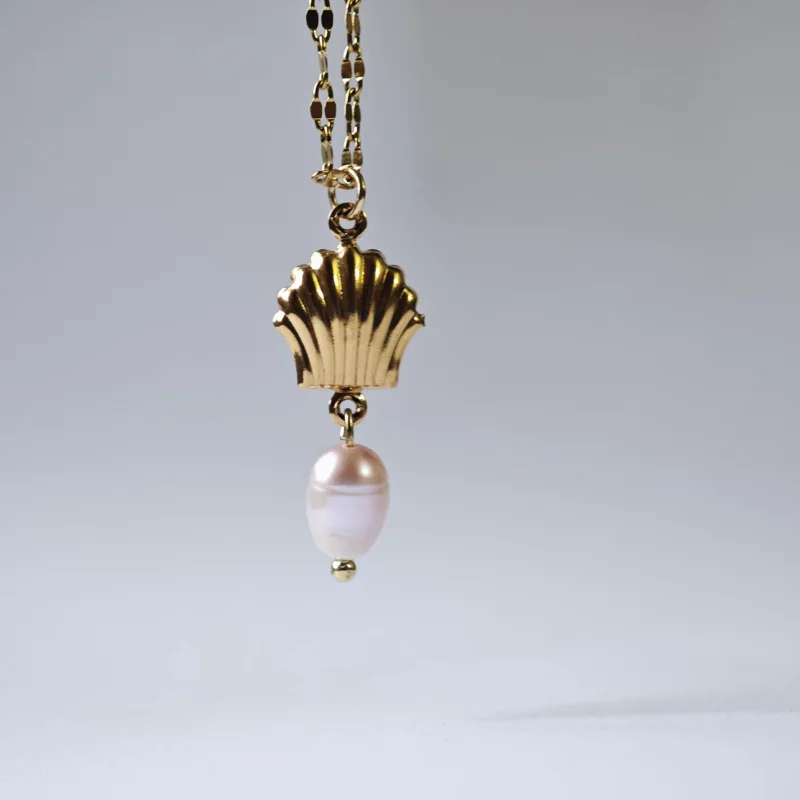 Dango gold plated stainless steel PVD chain with a 7mm seashell charm and dangling freshwater pearl, displayed against a clean background in Pakistan.
